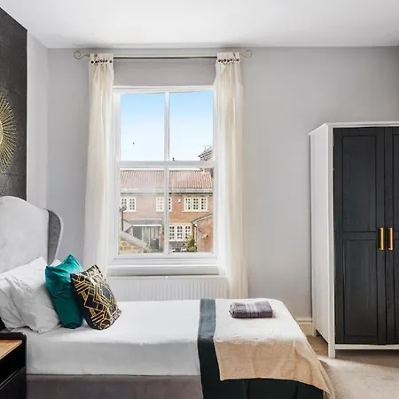 Pristine Stylish Townhouse On The Stray - Sleeps 8 Villa Harrogate Exterior photo