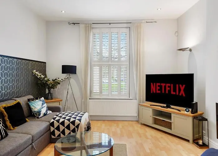 Pristine Stylish Townhouse On The Stray - Sleeps 8