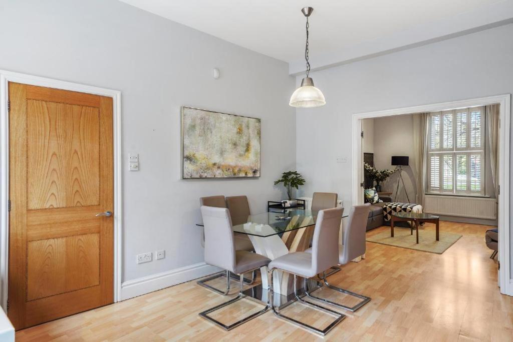 Pristine Stylish Townhouse On The Stray - Sleeps 8 * Harrogate
