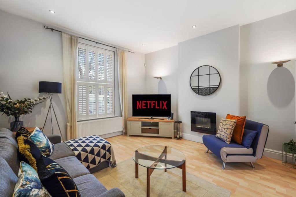 Pristine Stylish Townhouse On The Stray - Sleeps 8 Holiday home Harrogate