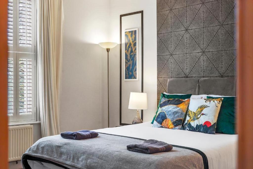 Pristine Stylish Townhouse On The Stray - Sleeps 8 *