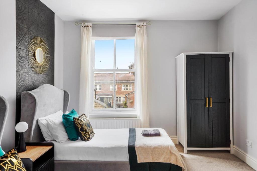 Pristine Stylish Townhouse On The Stray - Sleeps 8 Harrogate