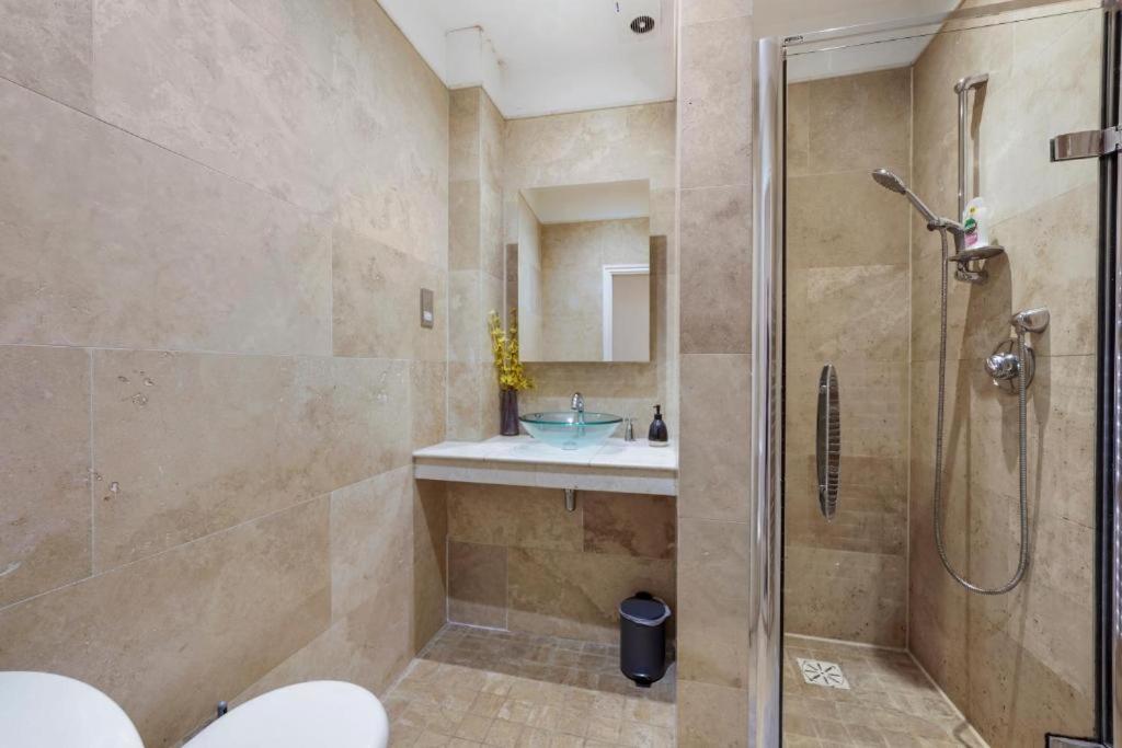 Pristine Stylish Townhouse On The Stray - Sleeps 8 Holiday home