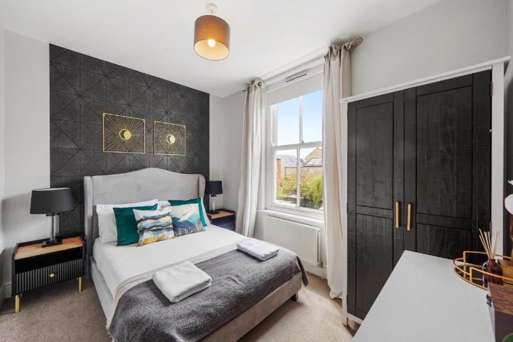Pristine Stylish Townhouse On The Stray - Sleeps 8 Holiday home Harrogate