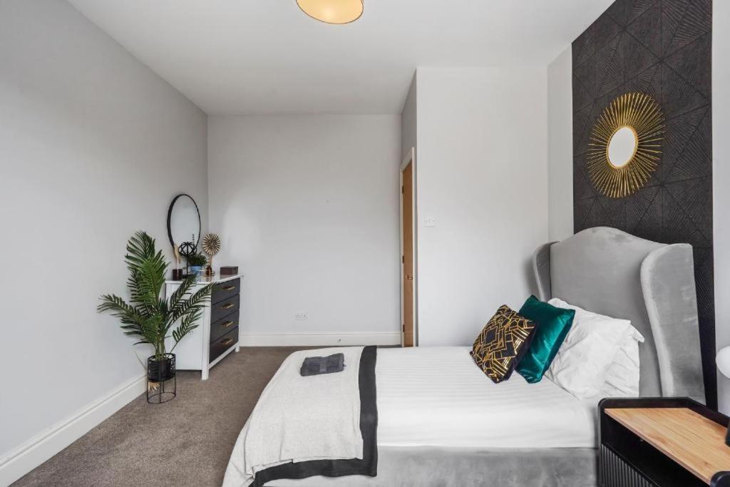 Pristine Stylish Townhouse On The Stray - Sleeps 8 *