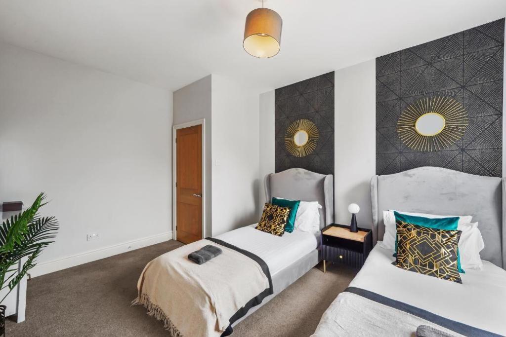 Pristine Stylish Townhouse On The Stray - Sleeps 8 Holiday home