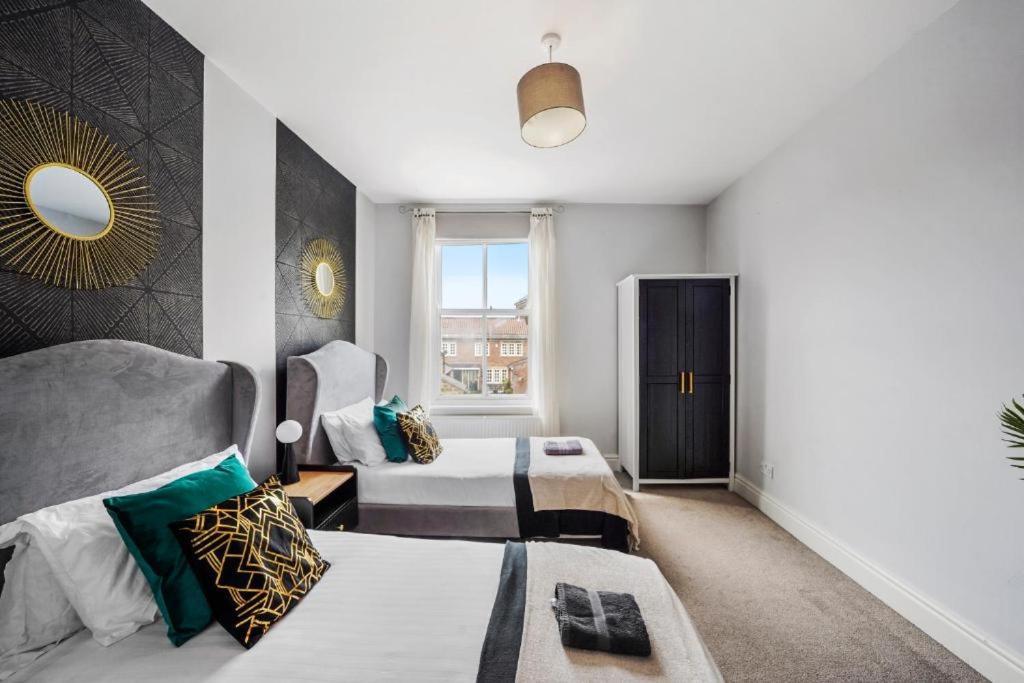 Pristine Stylish Townhouse On The Stray - Sleeps 8 Holiday home Harrogate