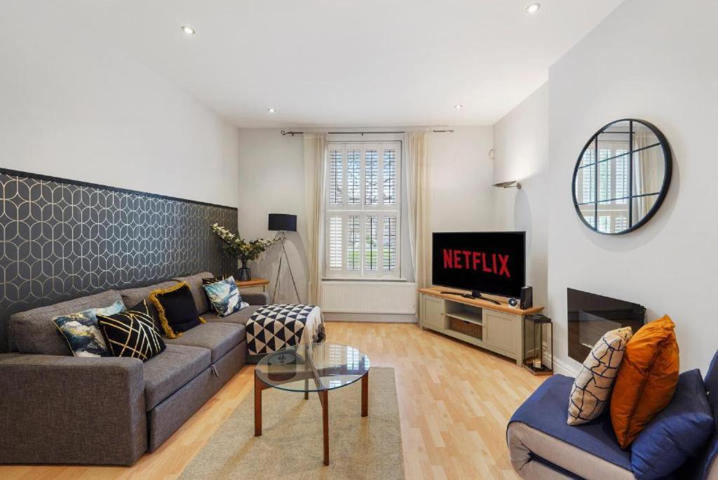 Pristine Stylish Townhouse On The Stray - Sleeps 8 *